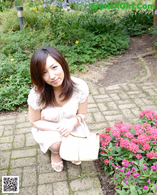 Akari Morisaki - Spreading Wet Bums